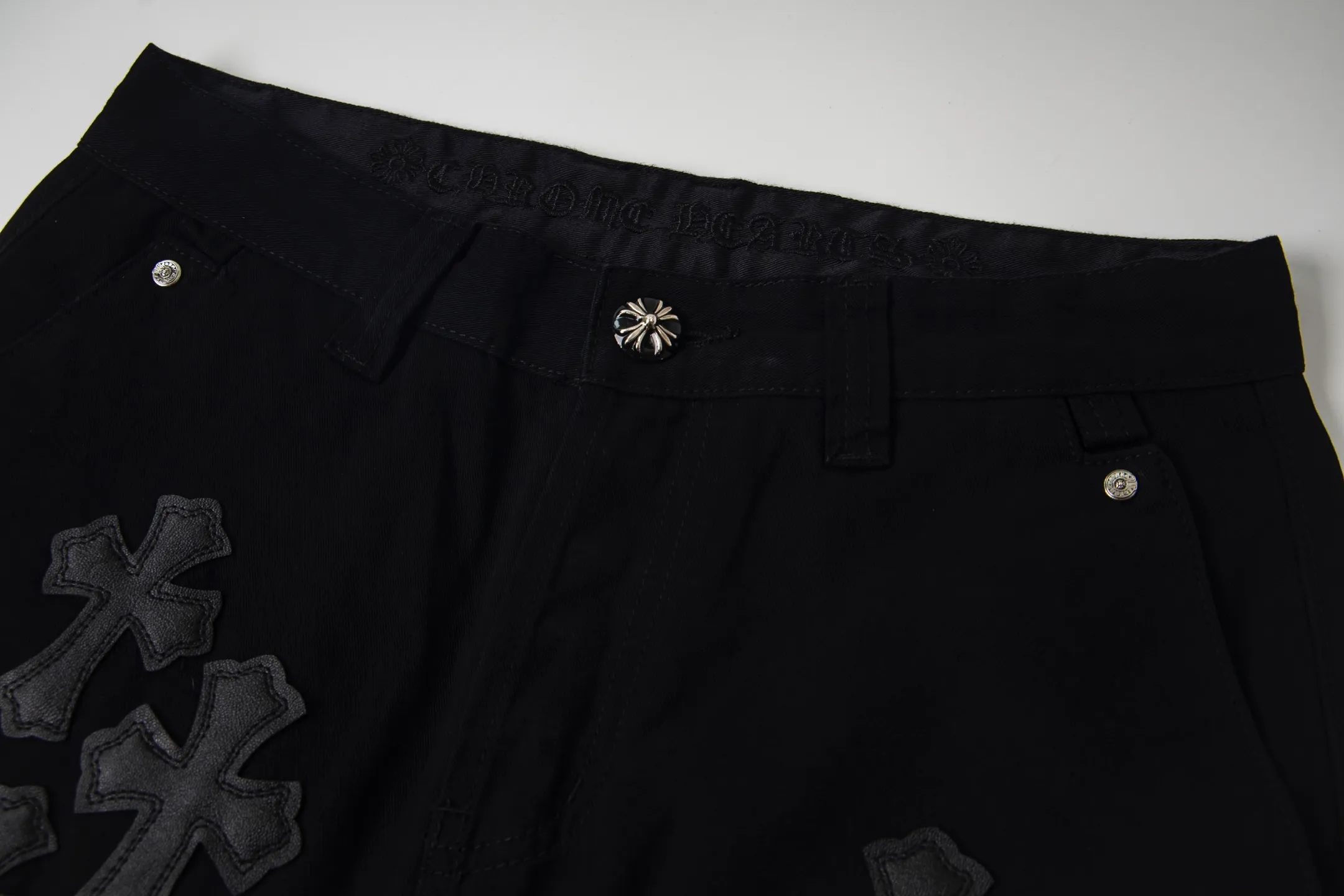 P260 Chrome Hearts丨Chrome Hearts Black and Brown Camouflage Cross Patched Leather Jeans - Full of exploring the ultimate in fashion, Chrome Hearts' new Chrome Hearts pants cleverly integrate camouflage crosses, camouflage crosses and other elements to break traditional boundaries. Mattyboy's clever fusion of overalls and khaki jeans, the same style, brings endless matching inspiration to fashionistas! Whether it is daily wear or a trendy try, these pants can bring you an excellent fashion experience. Style number: 1753# Color: casual black Size: 28 30 32 34